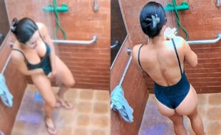 Isabelle BBB24 flagrada lavando a buceta no banho